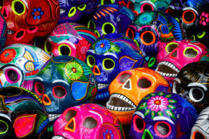 Calaveras de céramique peinte au tianguis de Tonalá (Jalisco), à l'occasion du Jour des morts de 2018.